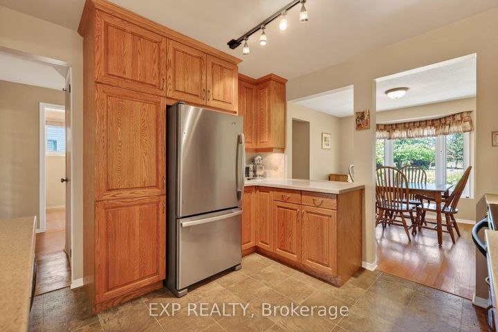 Photo 8 at 34 Four Seasons Drive, Nepean (Borden Farm/Stewart Farm/Carleton Heights/Parkwood Hills), Ottawa