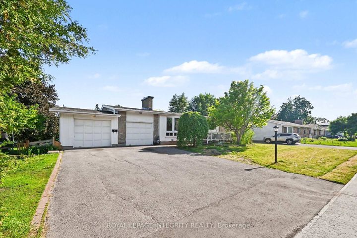 Photo 2 at 104 Viewmount Drive, Nepean (Meadowlands/Crestview), Ottawa