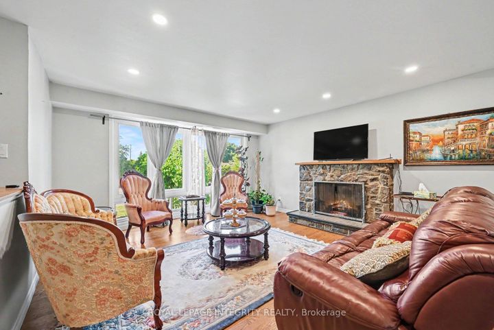 Photo 4 at 104 Viewmount Drive, Nepean (Meadowlands/Crestview), Ottawa