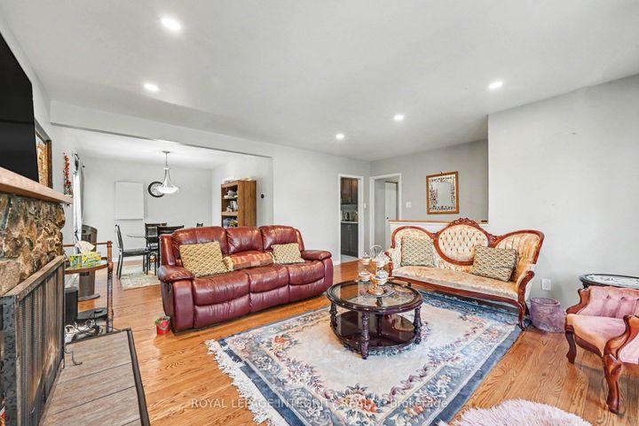 Photo 5 at 104 Viewmount Drive, Nepean (Meadowlands/Crestview), Ottawa