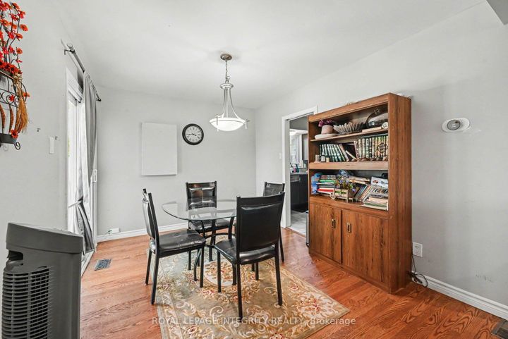 Photo 6 at 104 Viewmount Drive, Nepean (Meadowlands/Crestview), Ottawa