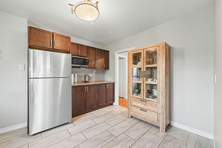 Photo 7 at 104 Viewmount Drive, Nepean (Meadowlands/Crestview), Ottawa