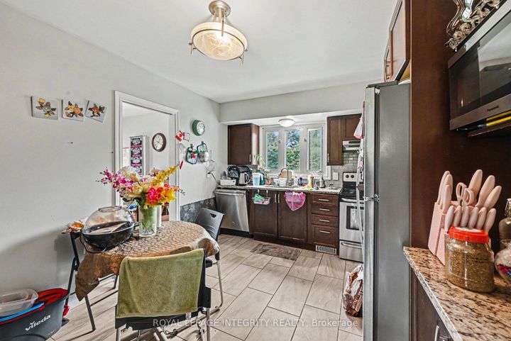 Photo 8 at 104 Viewmount Drive, Nepean (Meadowlands/Crestview), Ottawa