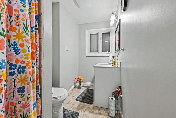 Photo 14 at 104 Viewmount Drive, Nepean (Meadowlands/Crestview), Ottawa