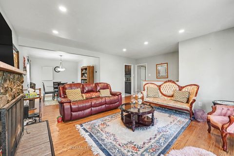 Photo 5 at 104 Viewmount Drive, Nepean (Meadowlands/Crestview), Ottawa