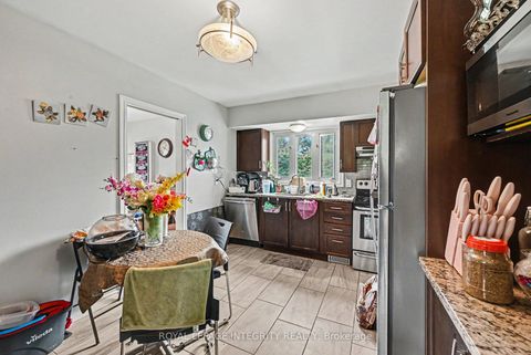 Photo 8 at 104 Viewmount Drive, Nepean (Meadowlands/Crestview), Ottawa