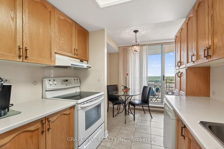Photo 11 at 1115 - 100 Grant Carman Drive, Nepean (Borden Farm/Stewart Farm/Carleton Heights/Parkwood Hills), Ottawa