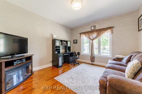 Photo 5 at 62 Lotta Avenue, Nepean (Meadowlands/St. Claire Gardens), Ottawa