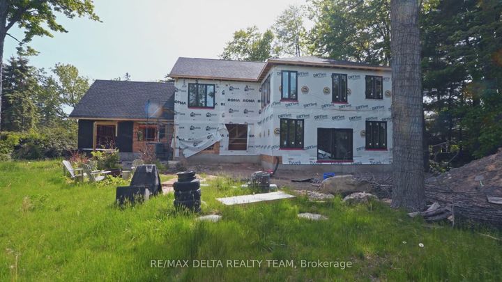 Photo 2 at 8 Pineglen Crescent, Nepean (Pineglen/Country Place), Ottawa