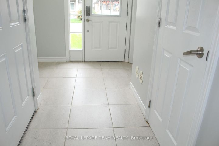 Photo 3 at 374 Sweet Grass Circle, Nepean (Half Moon Bay), Ottawa