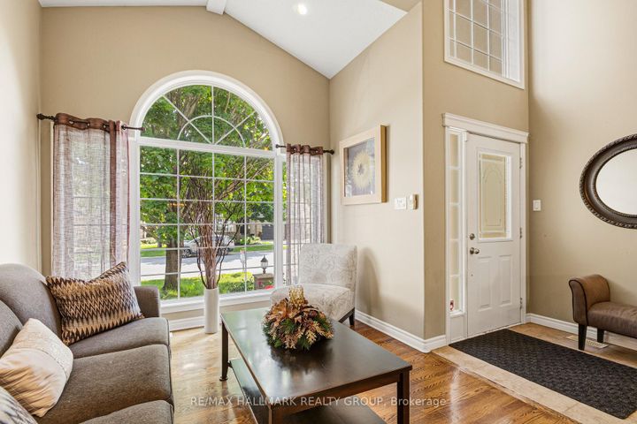 Photo 3 at 9 Blackshire Circle, Nepean (Stonebridge), Ottawa