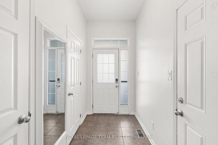 Photo 3 at 102 Lochnaw Private, Nepean (Stonebridge), Ottawa