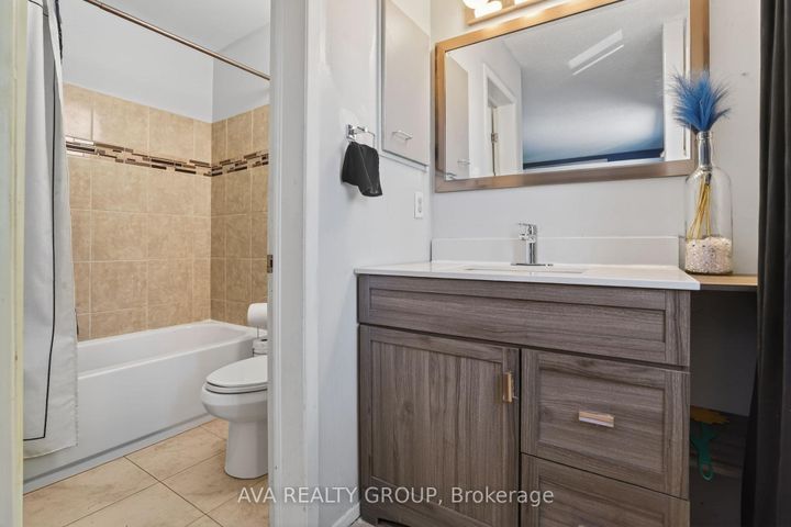 Photo 15 at 27 Danaher Drive, Nepean (Heritage Park), Ottawa