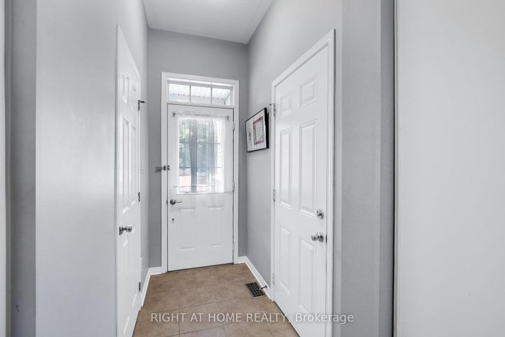 Photo 3 at 577 Ashbourne Crescent, Nepean (Stonebridge), Ottawa