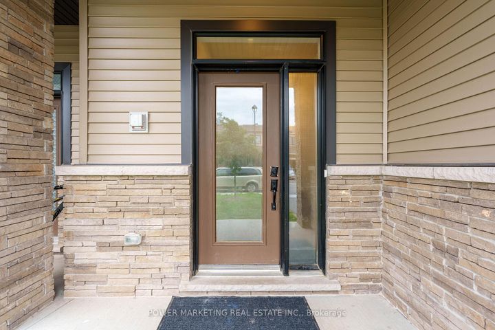 Photo 2 at 925 Athenry Court, Nepean (Half Moon Bay), Ottawa