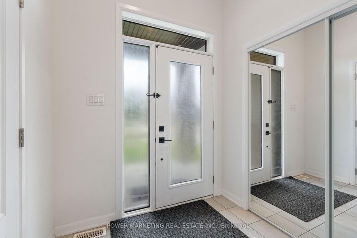 Photo 3 at 925 Athenry Court, Nepean (Half Moon Bay), Ottawa