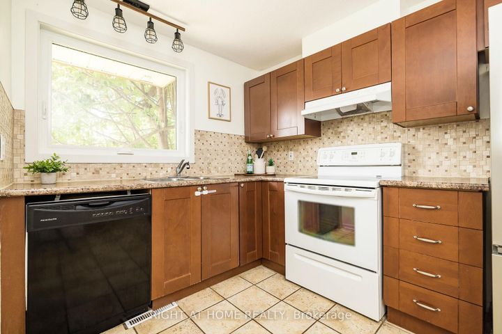 Photo 13 at 30 Berkshire Way, Nepean (Pheasant Run), Ottawa