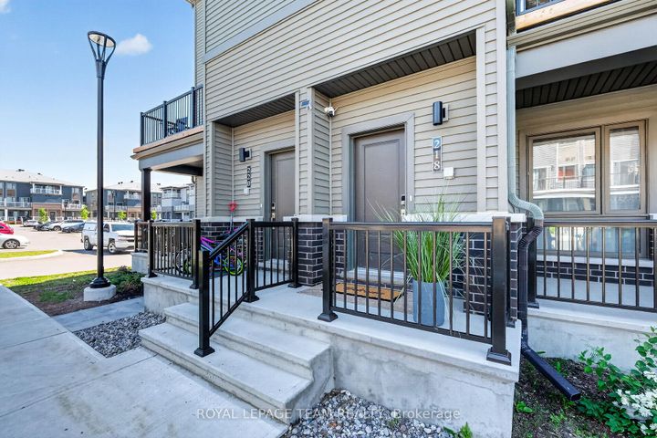 Photo 2 at 218 Parnian Private, Nepean (Half Moon Bay), Ottawa