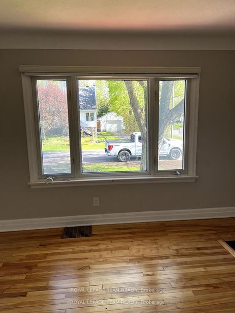 Photo 11 at 9 & 7 Tower Road, Nepean (Meadowlands/St. Claire Gardens), Ottawa