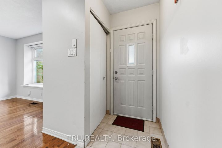 Photo 1 at 950 Meadowlands Drive, Nepean (Carleton Heights), Ottawa