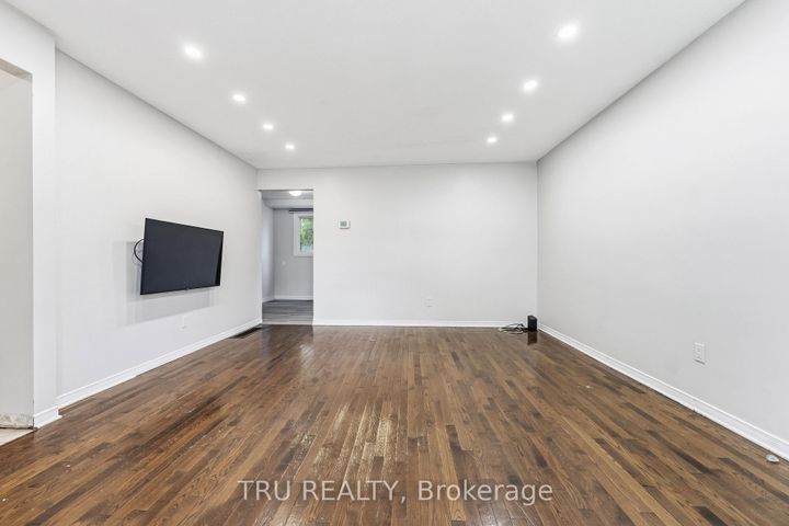 Photo 2 at 950 Meadowlands Drive, Nepean (Carleton Heights), Ottawa