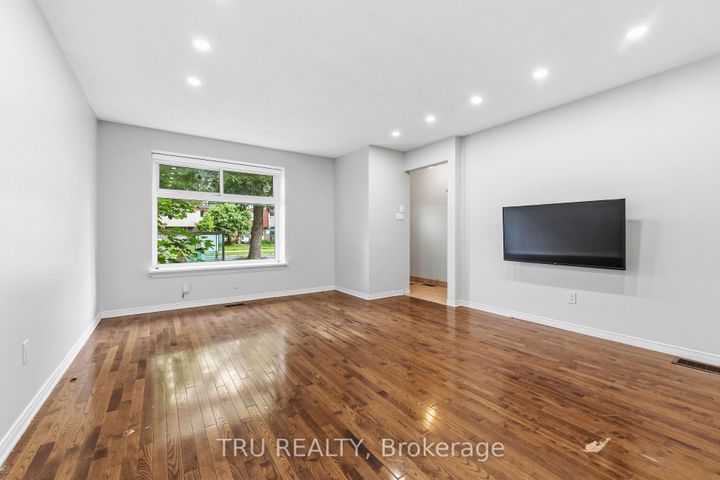 Photo 3 at 950 Meadowlands Drive, Nepean (Carleton Heights), Ottawa