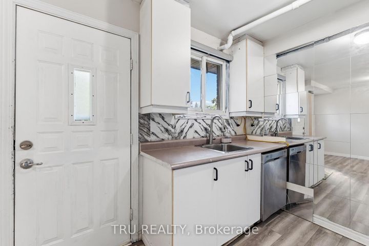 Photo 6 at 950 Meadowlands Drive, Nepean (Carleton Heights), Ottawa