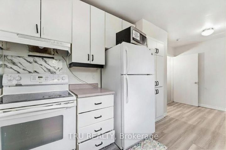Photo 7 at 950 Meadowlands Drive, Nepean (Carleton Heights), Ottawa