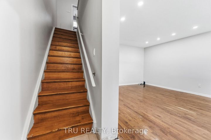 Photo 9 at 950 Meadowlands Drive, Nepean (Carleton Heights), Ottawa
