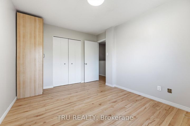 Photo 11 at 950 Meadowlands Drive, Nepean (Carleton Heights), Ottawa