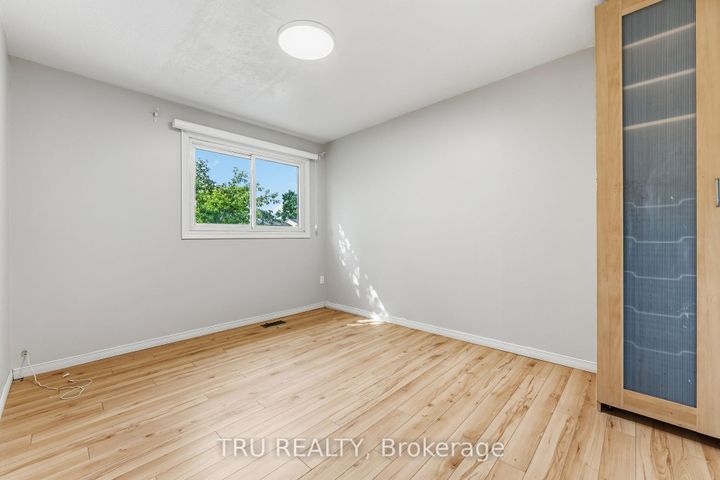 Photo 12 at 950 Meadowlands Drive, Nepean (Carleton Heights), Ottawa