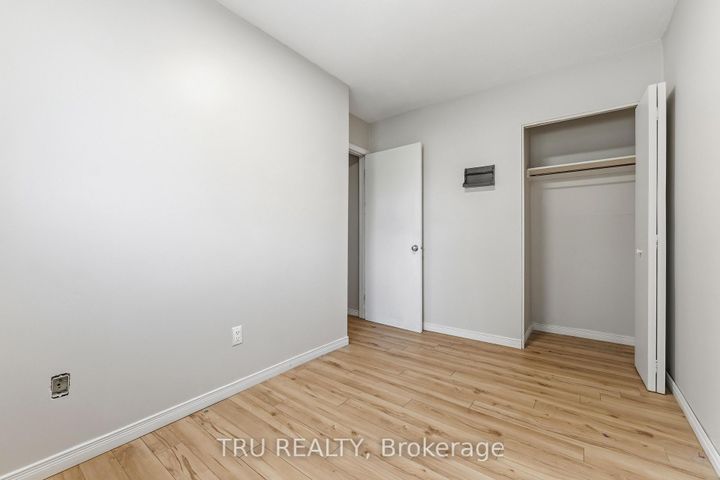 Photo 13 at 950 Meadowlands Drive, Nepean (Carleton Heights), Ottawa