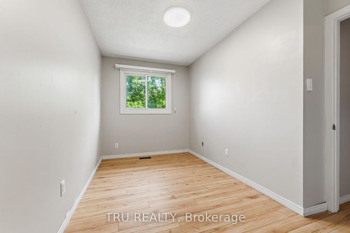 Photo 14 at 950 Meadowlands Drive, Nepean (Carleton Heights), Ottawa