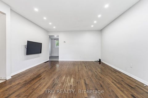 Photo 2 at 950 Meadowlands Drive, Nepean (Carleton Heights), Ottawa