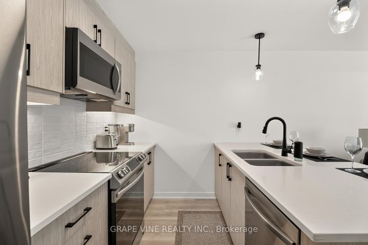 Photo 18 at 369 Olivenite Private, Nepean (Heritage Park), Ottawa