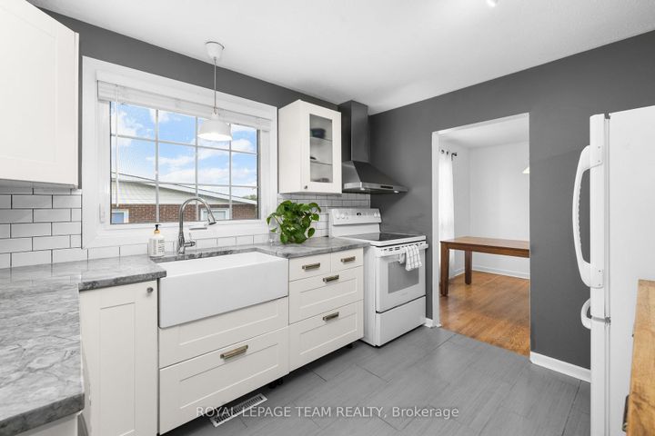Photo 4 at 40 Woodmount Crescent, Nepean (Borden Farm/Stewart Farm/Carleton Heights/Parkwood Hills), Ottawa