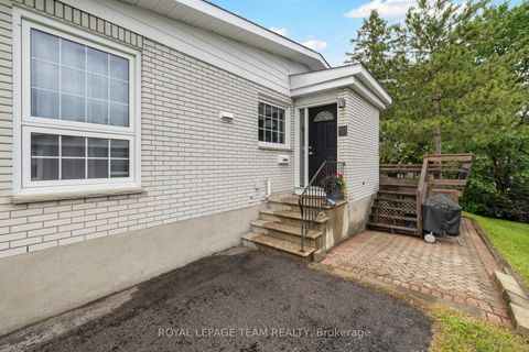 Photo 2 at 40 Woodmount Crescent, Nepean (Borden Farm/Stewart Farm/Carleton Heights/Parkwood Hills), Ottawa