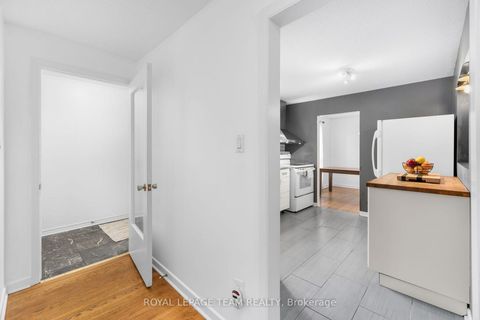 Photo 3 at 40 Woodmount Crescent, Nepean (Borden Farm/Stewart Farm/Carleton Heights/Parkwood Hills), Ottawa