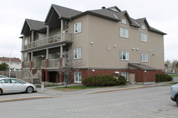Photo 1 at B - 135 Harthill Way, Nepean (Heritage Park), Ottawa