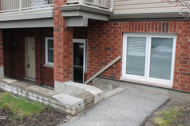 Photo 2 at B - 135 Harthill Way, Nepean (Heritage Park), Ottawa