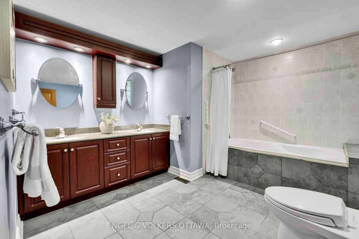 Photo 31 at 7 Mid Pines Grove, Nepean (Cedar Hill/Orchard Estates), Ottawa