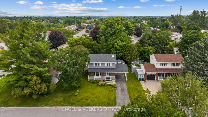 Photo 4 at 25 Antler Avenue, Nepean (On the Green), Ottawa