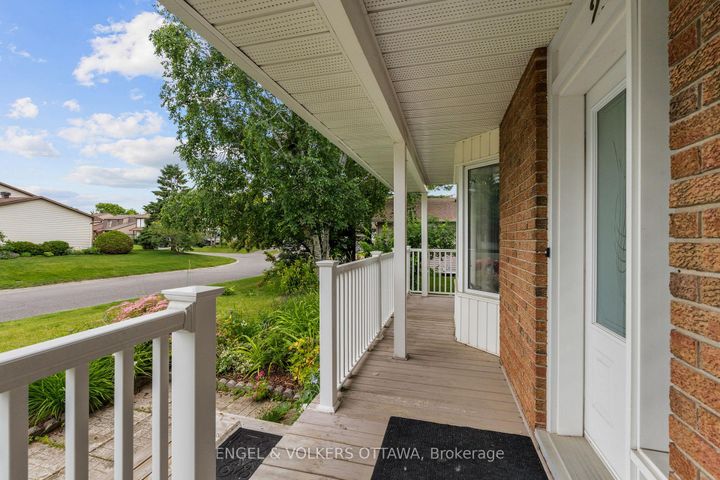 Photo 5 at 25 Antler Avenue, Nepean (On the Green), Ottawa