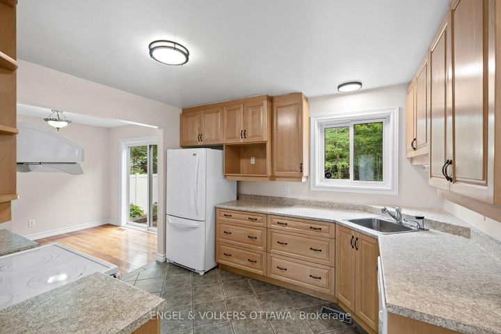 Photo 9 at 25 Antler Avenue, Nepean (On the Green), Ottawa