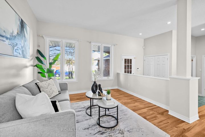 Photo 2 at 4 Tamarack Place N, Nepean (Longfields), Ottawa