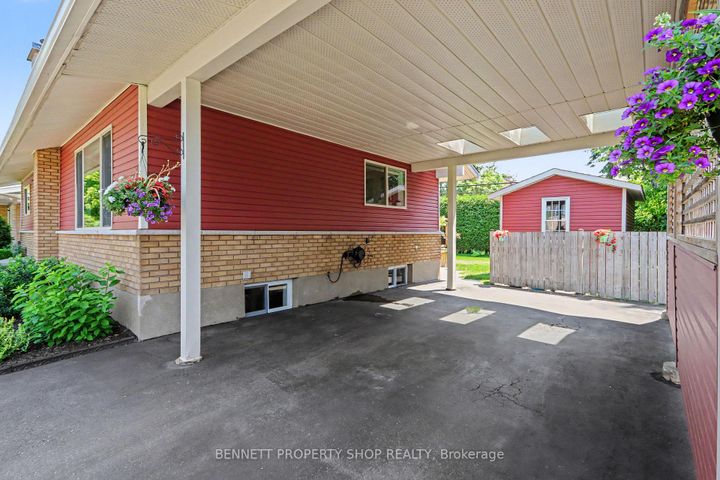 Photo 2 at 28 Majestic Drive, Nepean (Manordale), Ottawa