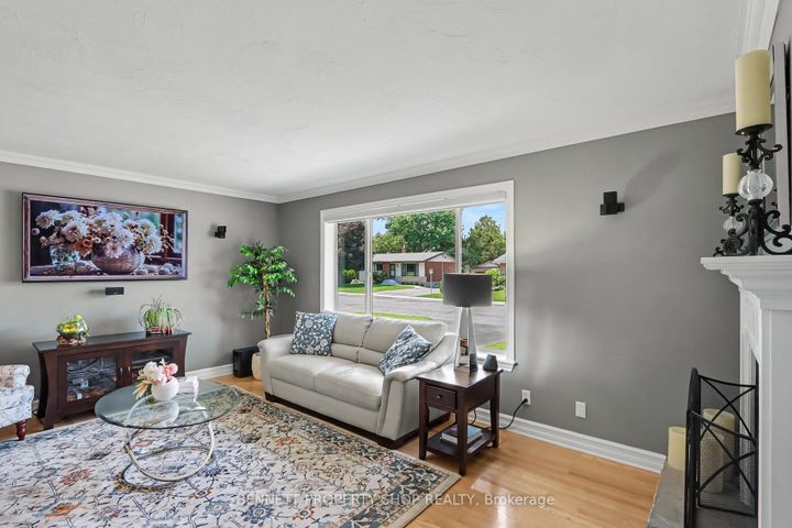 Photo 4 at 28 Majestic Drive, Nepean (Manordale), Ottawa