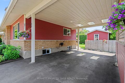Photo 2 at 28 Majestic Drive, Nepean (Manordale), Ottawa