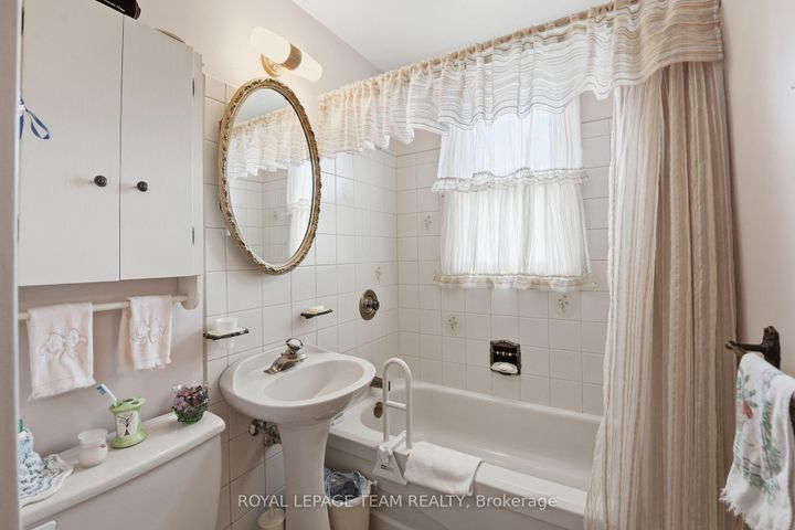 Photo 13 at 84 Rita Avenue, Nepean (Meadowlands/St. Claire Gardens), Ottawa