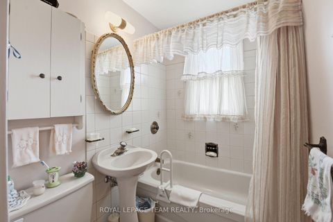 Photo 13 at 84 Rita Avenue, Nepean (Meadowlands/St. Claire Gardens), Ottawa